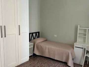 Stanza singola in appartamento con 4 camere da letto