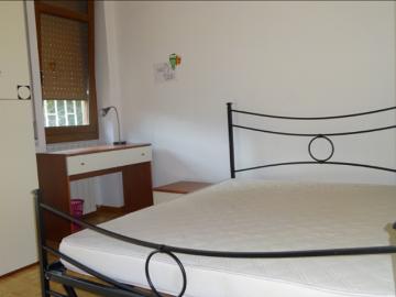 Stanza singola in appartamento con 5 camere da letto