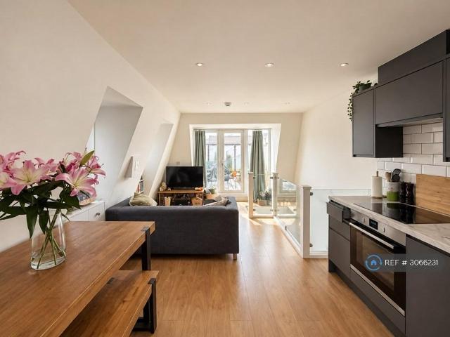 Stapleton Road, London, SW17 2 bed flat to rent £2,550 pcm £588 pw