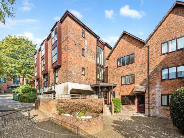 Staple Gardens, Winchester. Studio to rent £850 pcm £196 pw