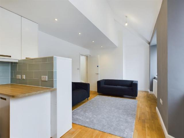 Staple Hill, Bristol BS16 4 bed flat to rent £2,400 pcm £554 pw