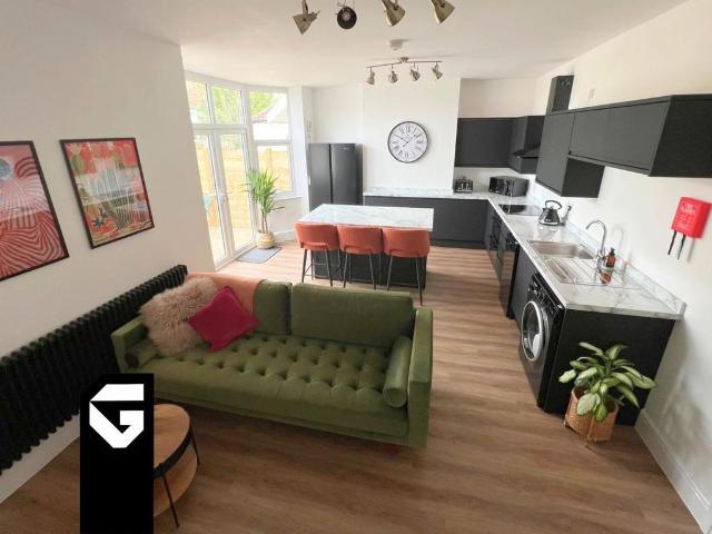 Staple Hill Road, BS16 5 bed terraced house to rent £4,000 pcm £923 pw