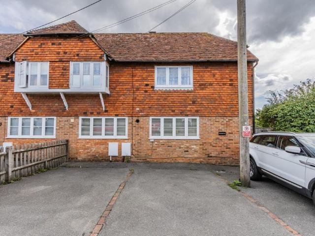 Staplecross 3 bed semi detached house to rent £1,550 pcm £358 pw