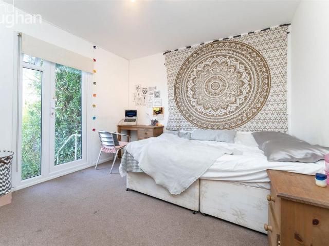 Staplefield Drive, East Sussex BN2 5 bed semi detached house to rent £2,200 pcm £508 pw
