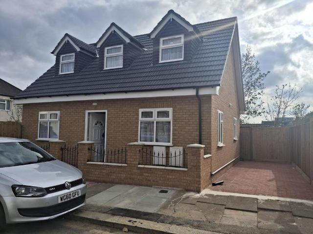 Stapleford Avenue, Ilford IG2 4 bed bungalow to rent £4,100 pcm £946 pw