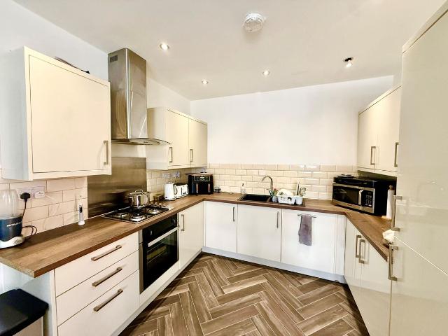 Stapleford Lane, Nottingham NG9, 2 bed flat to rent, £950 pcm | PrimeLocation