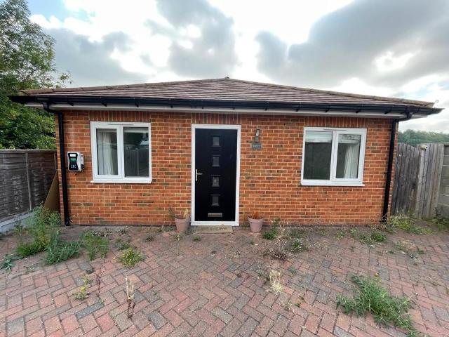 Star Lane Hooley 2 bed detached bungalow to rent £1,900 pcm £438 pw