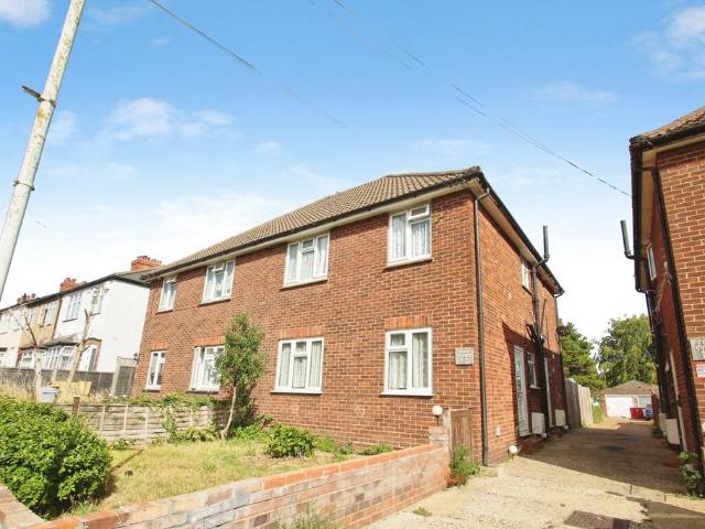 Star Road, Uxbridge UB10 2 bed maisonette to rent £1,750 pcm £404 pw