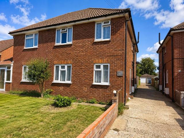 Star Road, Uxbridge, Uxbridge UB10 2 bed ground floor maisonette to rent £1,750 pcm £404 pw