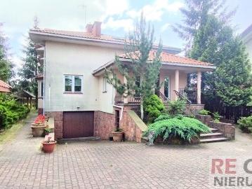 Ekskluzywny dom 254 m² z dębowymi elementami i funkcjonalnym układem