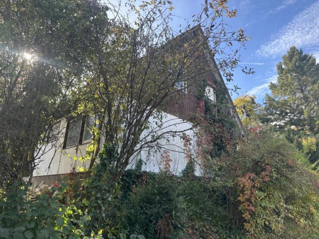 Stark renovierungsbedürftiges Fertigteilhaus mit Vollkeller, und wunderschönem Garten