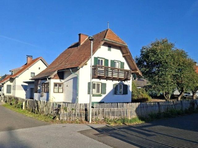 Stark sanierungsbedürftiges Einfamilienhaus mit 795m² ebenem Grundstück