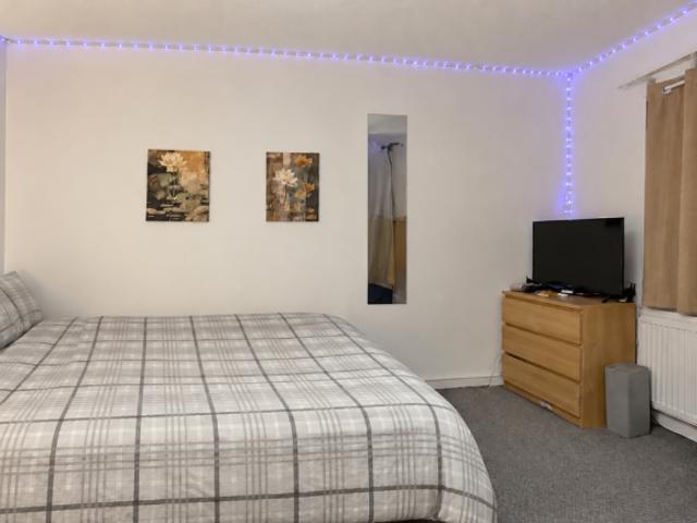 Starling Walk, Hampton TW12 1 bed in a house share to rent £1,100 pcm £254 pw