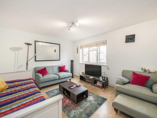 Starling Walk, TW12, London