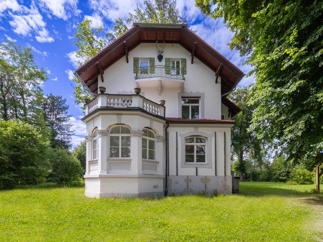 Starnberg Söcking. Weitläufiges Parkgrundstück mit historischem Jagdschlösschen
