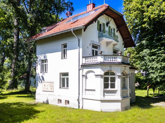 Starnberg Söcking. Weitläufiges Parkgrundstück mit historischem Jagdschlösschen samt Gästehaus