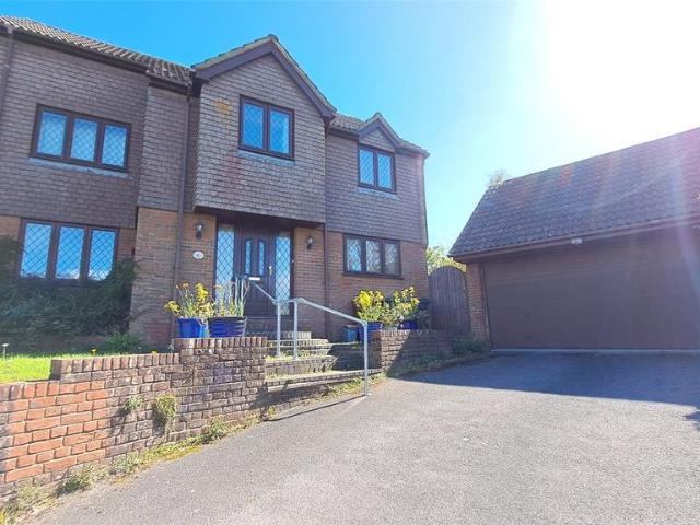 Starrs Mead, East Sussex TN33 4 bed detached house to rent £2,000 pcm £462 pw