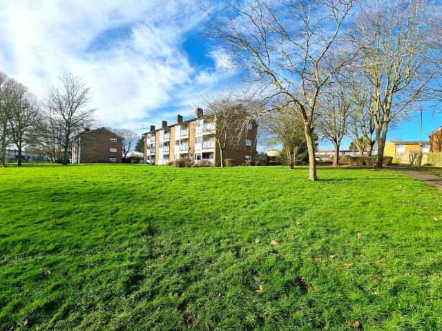 STEVENAGE 2 bed flat to rent £1,300 pcm £300 pw