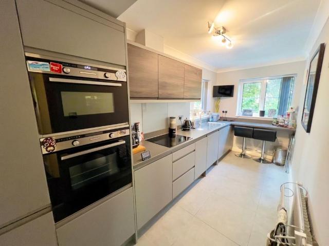 Stevens Close, Beckenham BR3 2 bed apartment to rent £1,900 pcm £438 pw