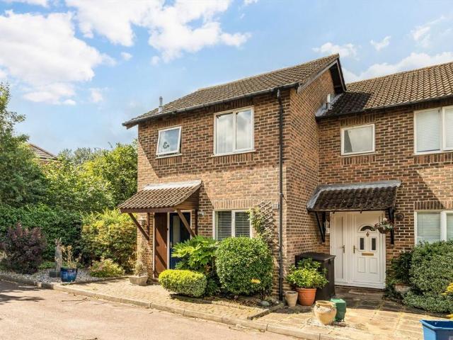 Stevens Close, Hampton TW12 3 bed end of terrace house to rent £2,400 pcm £554 pw