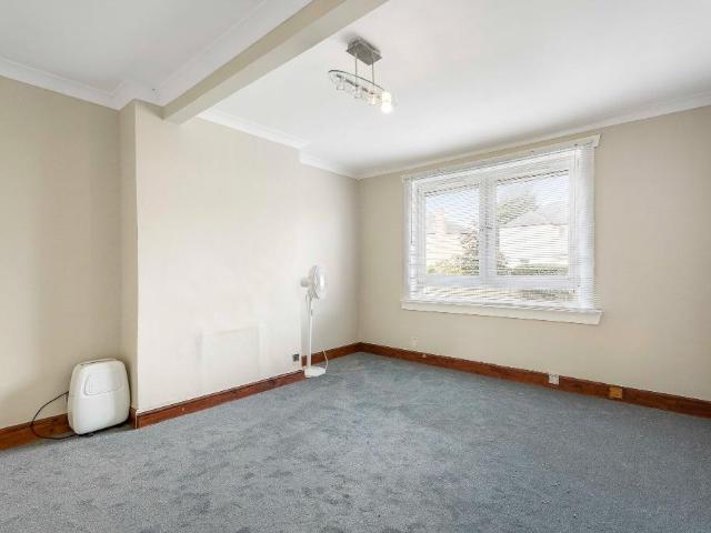Stevenson Drive, Stenhouse. 2 bed flat to rent £1,300 pcm £300 pw
