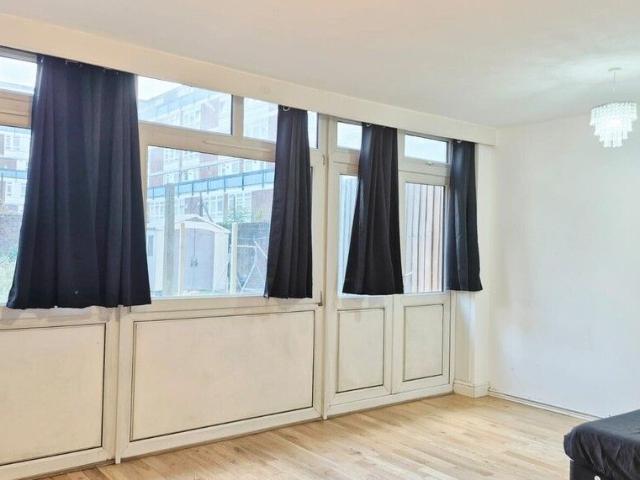 Stewart Street, London E14, 3 bed flat to rent, £2,600 pcm | PrimeLocation