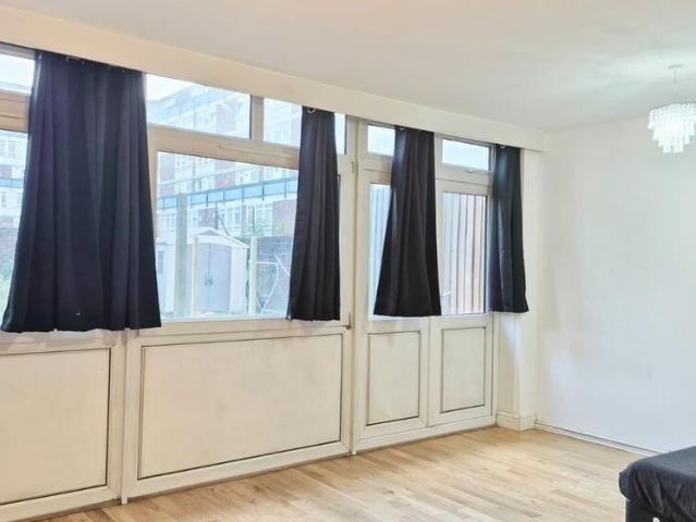 Stewart Street, London E14 3 bed ground floor flat to rent £2,675 pcm £617 pw