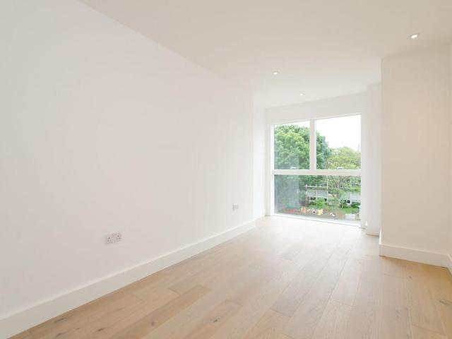Stewarts Road, SW8, Battersea. 1 bed flat to rent £2,300 pcm £531 pw
