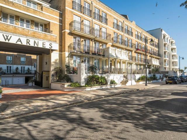 Steyne Gardens, West Sussex BN11 2 bed flat to rent £2,250 pcm £519 pw