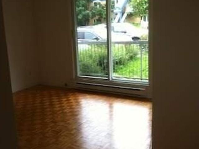 Ste Foy Grand 3 1/2 Balcon à 1min Pied Hôpital IUCPQ Et UL