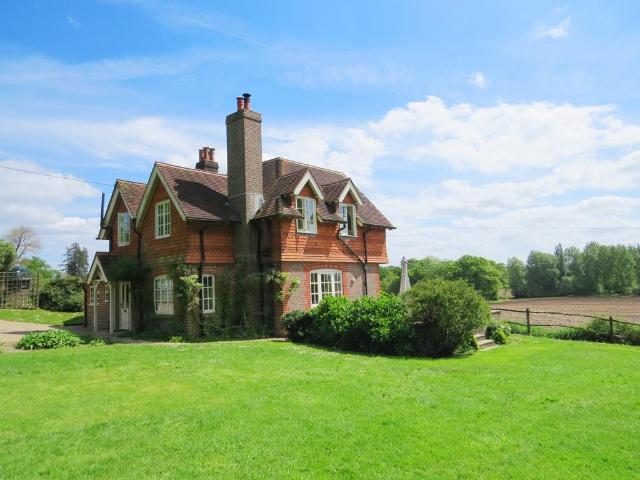 Steep Marsh, Petersfield, Hampshire. 4 bed detached house to rent £3,750 pcm £865 pw