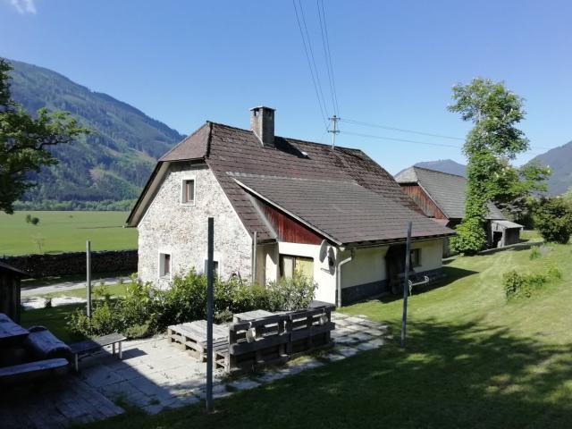 Steinhaus mit 2 Nebengebäuden und Großem Grundstück