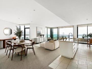 Stellar skyline and bay views on the beachfront