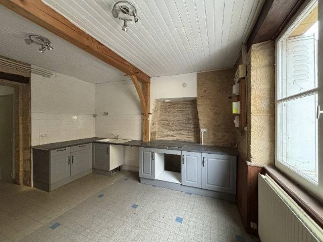 Stenen dorpshuis ongeveer 124m² op 3 niveaus in een oude P. 124m² Le Buisson de Cadouin