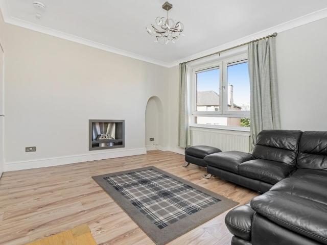 Stenhouse Gardens North, Stenhouse. 2 bed flat to rent £1,275 pcm £294 pw