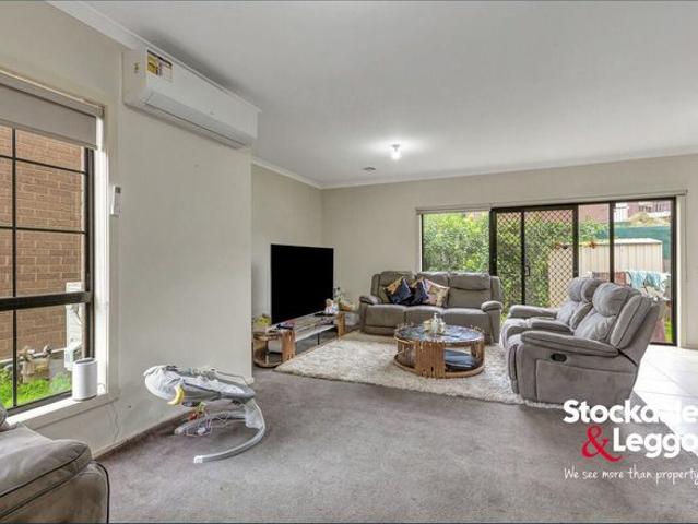 Step into comfort and convenience in the heart of Deer Park!