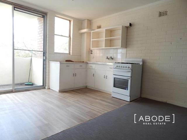 Step into this tidy, well located 1x1!