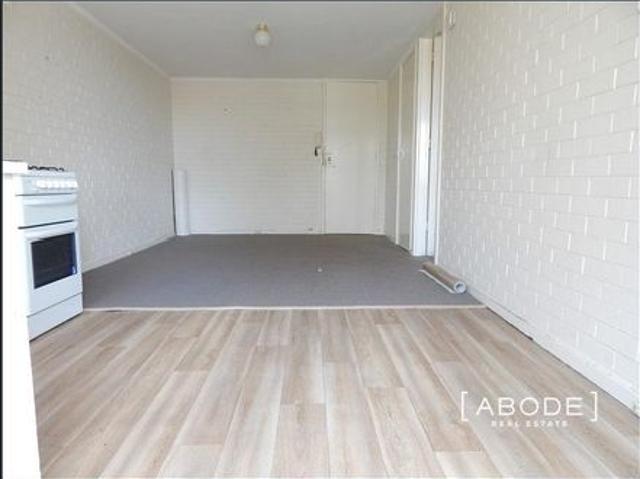 Step into this tidy, well located 1x1!