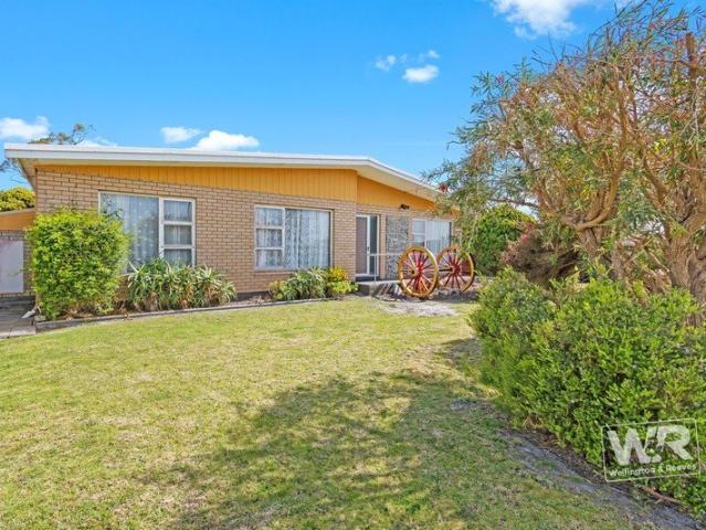 STEP INTO THIS CHARMING RETRO GEM WHICH OFFERS PLENTY OF SPACE FOR EVERYONE