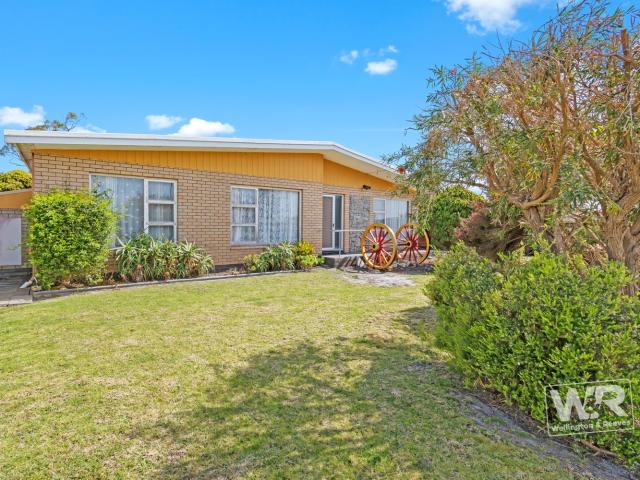 STEP INTO THIS CHARMING RETRO GEM WHICH OFFERS PLENTY OF SPACE FOR EVERYONE