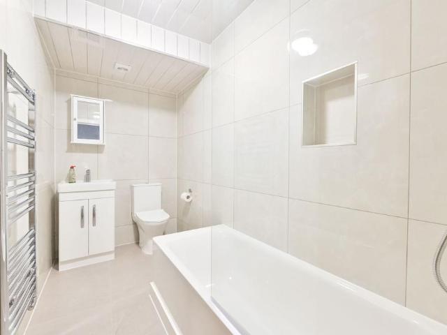 Stephendale Road, Sands End, London, SW6 2 bed flat to rent £3,452 pcm £797 pw