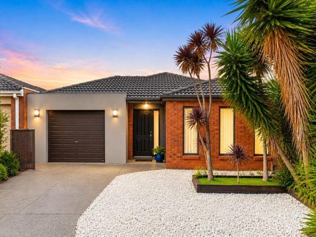 Steps away From Baden powell College/Tarneit Central/Train Staton and much more.!