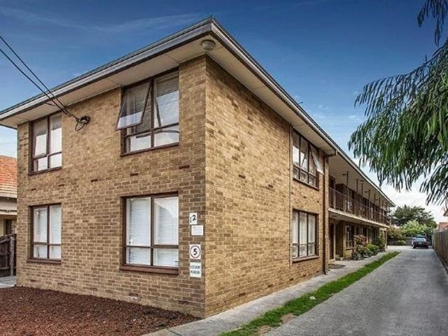 Steps from West Footscray Shops & Transport 1 Bedroom Apartment