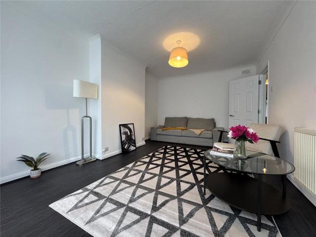 Sterling Avenue, Edgware, HA8 2 bed maisonette to rent £1,699 pcm £392 pw