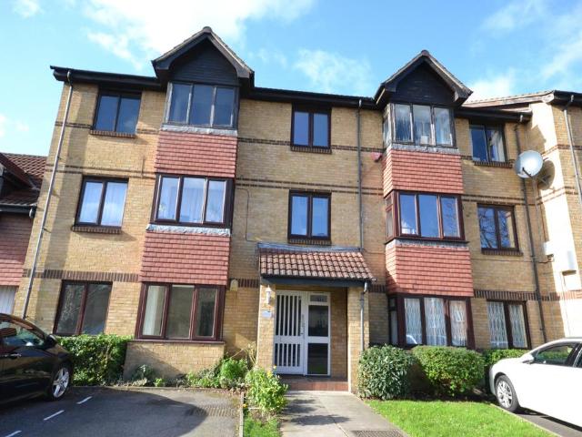 Sterling Gardens, London, SE14 3 bed flat to rent £2,700 pcm £623 pw