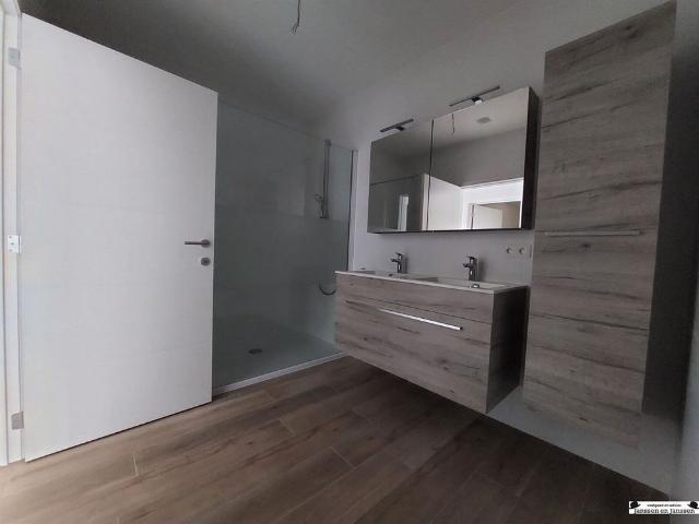 Stijlvol afgewerkt appartement met 2 slpks, twee auto staanplaatsen en terras in het centrum van Gooreind ca.100m²