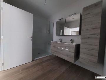 Stijlvol afgewerkt appartement met 2 slpks, twee auto staanplaatsen en terras in het centrum van Gooreind ca.100m²