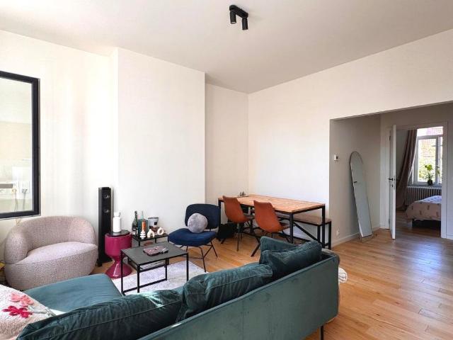 Stijlvol en kwalitatief gerenoveerd duplexappartement met één slaapkamer gelegen tussen Gent centrum en Sint Pieterstation