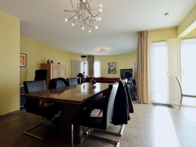 Stijlvol gemeubeld appartement met twee slaapkamers te hu.