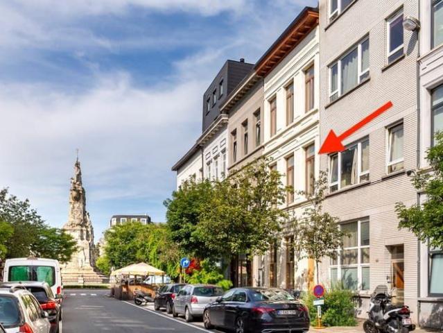 Stijlvol gemeubelde studio aan de Marnixplaats